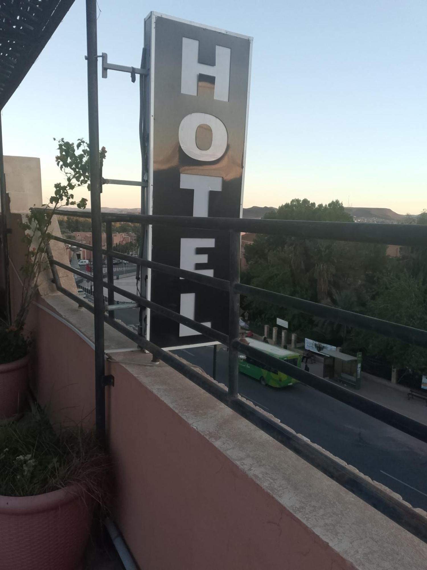 Hotel Des Voyageur 우아르자자테 외부 사진